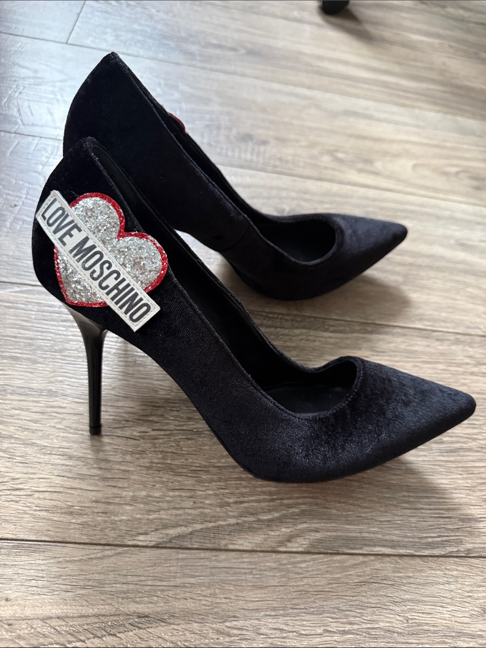 Love Moschino Black Velvet Pointed Pumps with Embellished Patch Italy Sz 40